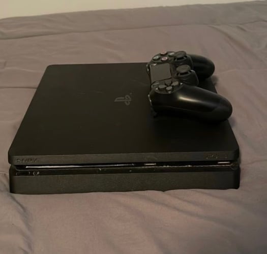 PS4 Slim Neuve avec GTA 5 et 2 Manettes