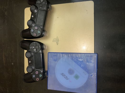 PS4 slime or, 2 manettes neuves, 1 cd FC 25