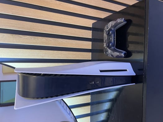 PlayStation 5 en excellent état avec manette