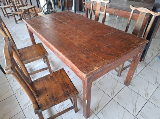 Table en bois avec 5 chaises - 176x93cm