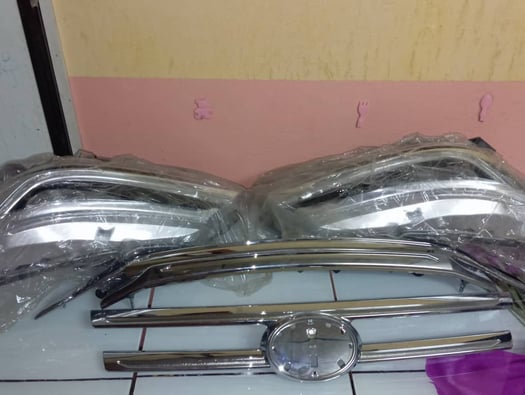 Ensemble phares et calandre Toyota Rush OEM neufs