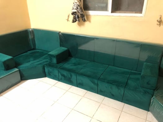 Salon en U avec tapis à vendre
