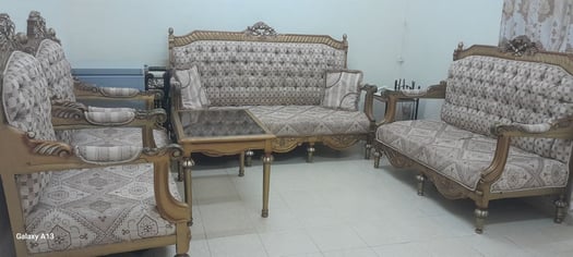 Salon confortable avec fauteuils et chaises