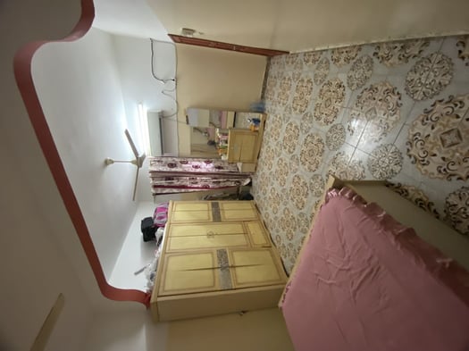 Table à manger et d’autres équipements