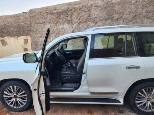 Toyota Land Cruiser V8 2018, 9 places, boîte auto, état impeccable