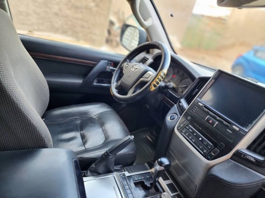 Toyota Land Cruiser V8 2018, 9 places, boîte auto, état impeccable