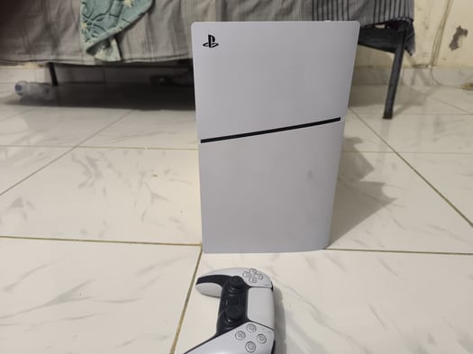 PS5 Slim comme neuve - 1 mois d\'utilisation