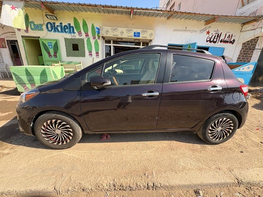 Toyota Vitz 2018, automatique, écran 9, caméra de recul, pneus neufs