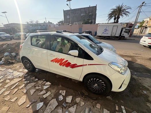 Toyota Vitz 2018, automatique, écran 9, caméra de recul, pneus neufs