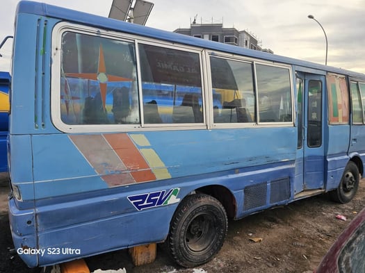 Bus Coaster 25 places en bon état, gasoil, boîte manuelle