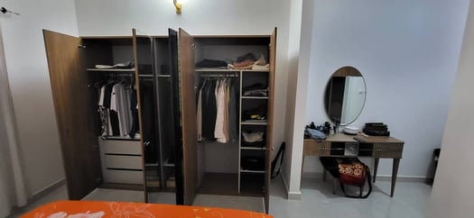 Chambre moderne avec lit et rangements