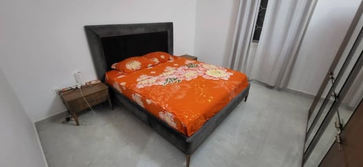 Chambre moderne avec lit et rangements