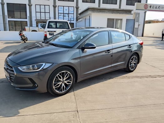 Hyundai Avante 2018, à vendre, clim, caméra de recul, écran Android