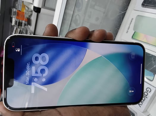 iPhone 13, en excellent état, 90% de batterie