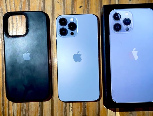 iPhone 13 Pro Max 256Go, bleu ciel, batterie 84%, négociable