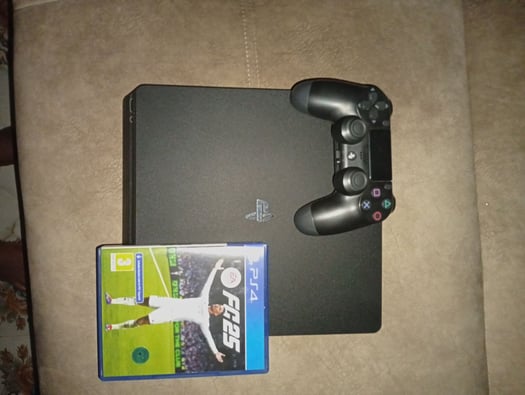 PlayStation 4 en excellent état avec tous ses accessoires