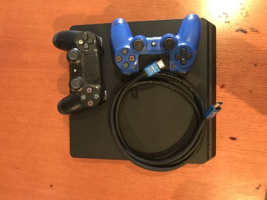 Console PS4 avec 2 manettes - Bon état, 7 mois d\'utilisation