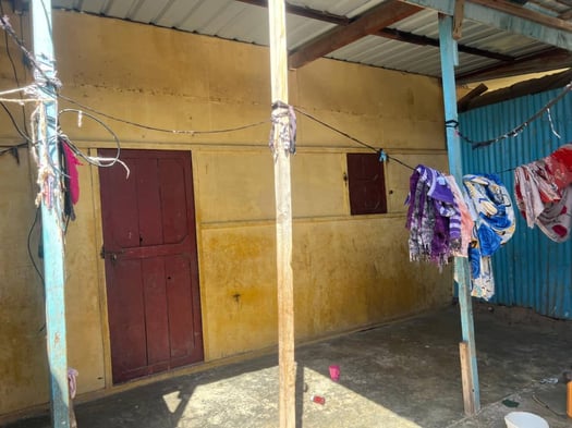 Maison F3 avec toilettes et cuisine à PK12
