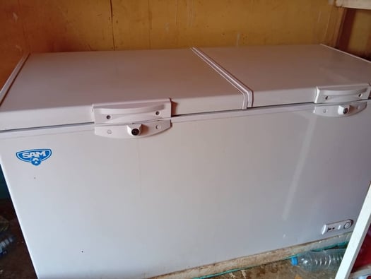 Matériel pour cafétéria: réfrigérateur, tables, chaises, shawarma à vendre