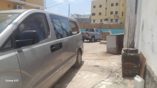 Mini bus en excellent état à vendre à 14 place voiture hyundai H1 tout le pièce son disponible