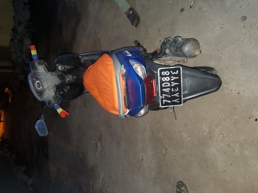 Moto Suzuki en parfait état, puissante et fiable