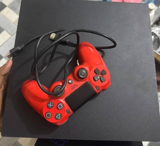 Playstation 4 Pro avec jeux GTA, course de voiture et FIFA