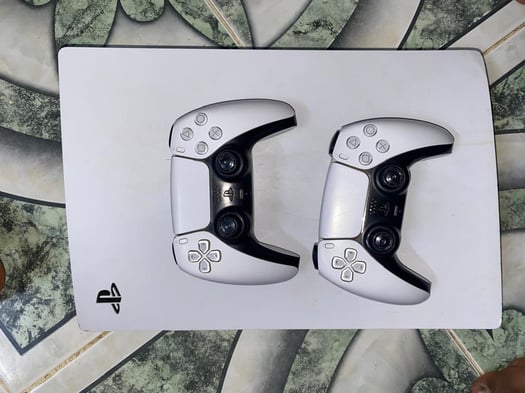 Playstation 5 avec deux manettes - Négociable