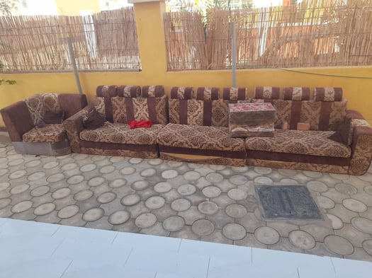 Salon complet en bon état avec tapisserie à retaper