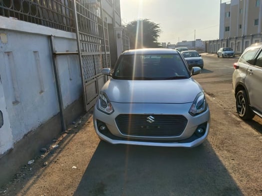 Suzuki Swift 2018, couleur silver, jamais roulé
