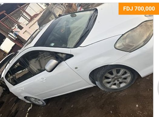 Toyota Versa 2017, 7 places, nouvelle peinture, 2 clés