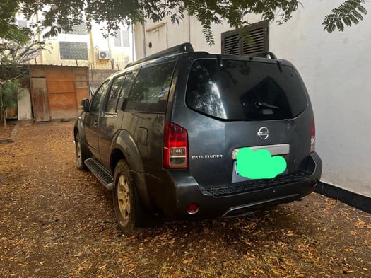 Nissan Pathfinder 2012, modèle abîmé, prix négociable