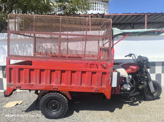 Moto Bajaj en excellent état, prix négociable