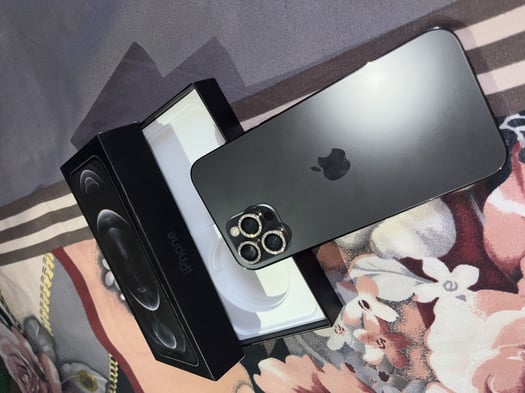 iPhone 12 Pro Max neuf, batterie à 100%, état impeccable