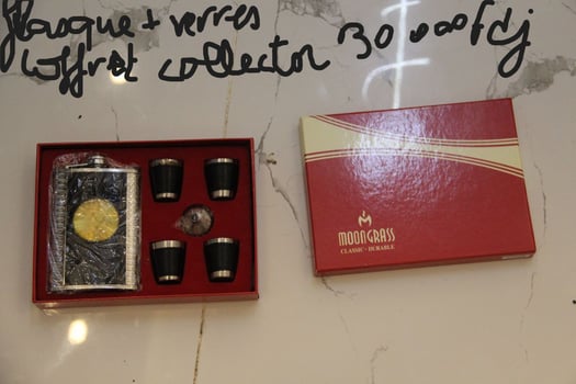 Coffret collector avec flasque et verres