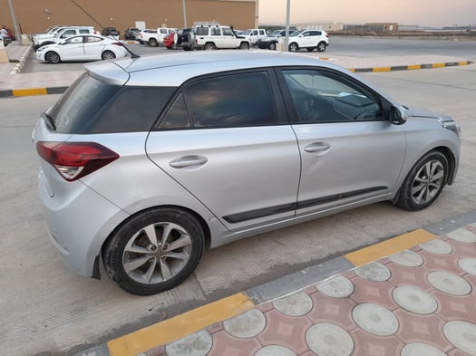 Hyundai i20 CRDI 2018, Gris métallique, 89cv