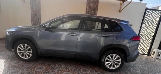 Location Toyota Corolla Cross bleue, auto, gasoil, clim, confortable