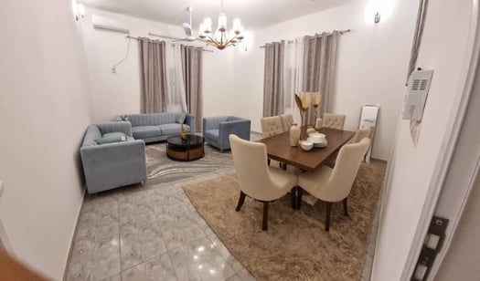 Salon, table à manger, table basse, rideaux et tapis en excellent état