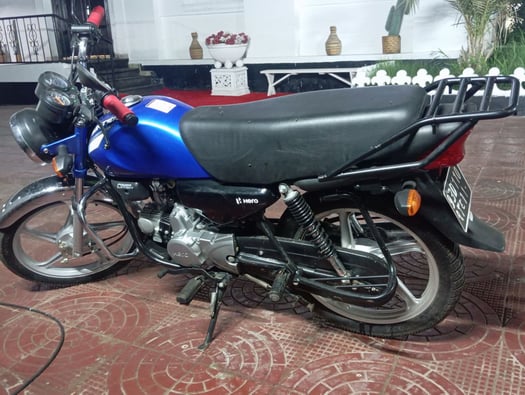 Moto Hero Hunter 100cc 2025, excellent état, garantie et assurance inclus