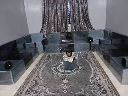 Salon moderne avec accessoires - Prix négociable