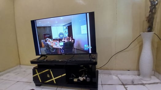 Télévision 43 pouces + table de base | Quasi neuf