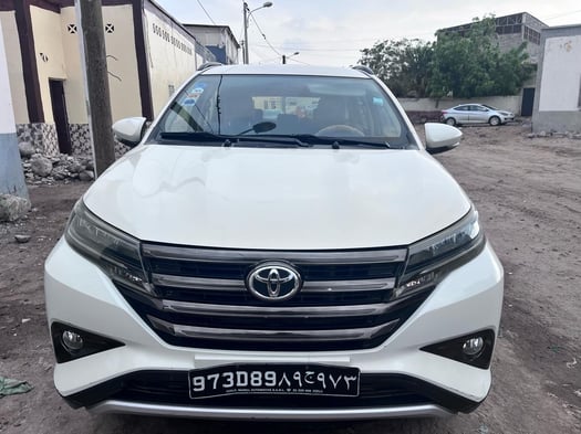 Toyota Rush 2022 Blanc, 1ère main, entretenue par MARILL