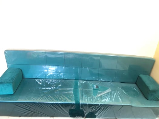 Salon vert foncé en parfait état avec tapis, paillasson et rideaux inclus