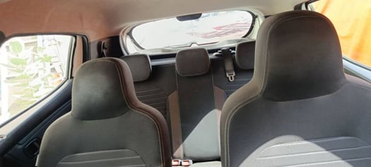 Toyota Hilux 2014, diesel, climatisé - Renault Kwid 2019, essence, économique