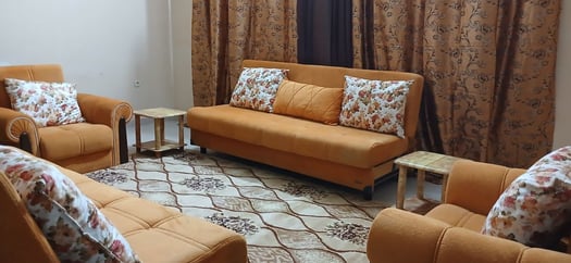 Salon complet 5 places en tissu orange avec accoudoirs arrondis