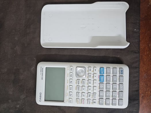 Calculatrice graphique Casio, utilisée 4 mois pour le bac