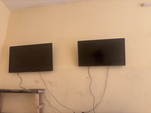 Lot de 2 écrans Star X et German TechX, 43 et 50 pouces