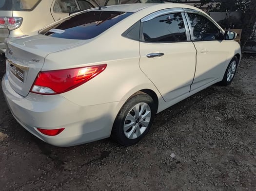 Hyundai Accent 2017, boîte automatique, faible kilométrage, climatisation impeccable