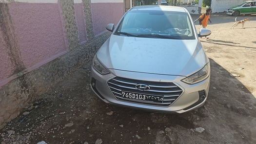 Hyundai Avante 2017, boîte automatique, caméras HD, gazole, 5 places, climatisation, fermeture centrale, vitres électriques