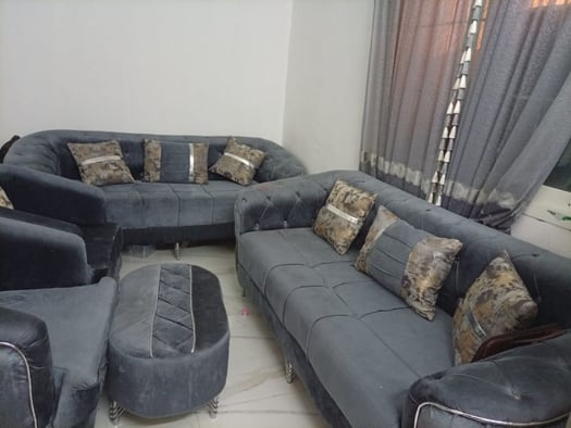 Salon complet, presque neuf avec tapis et rideaux