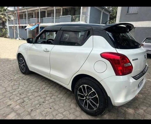 Suzuki Swift 2023, essence, automatique, en excellent état